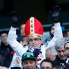 LM, Manchester City - Real Madrid: fanoušek Realu v kostýmu papeže