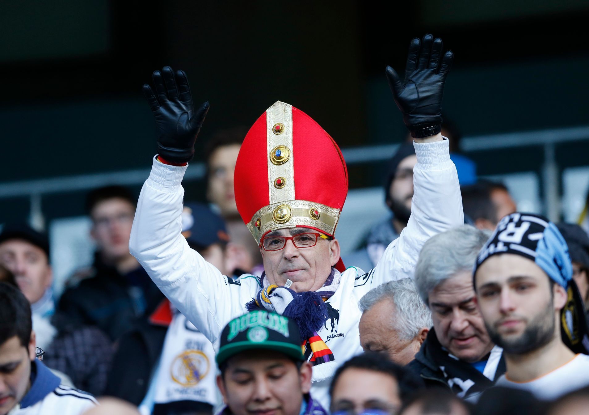 LM, Manchester City - Real Madrid: fanoušek Realu v kostýmu papeže