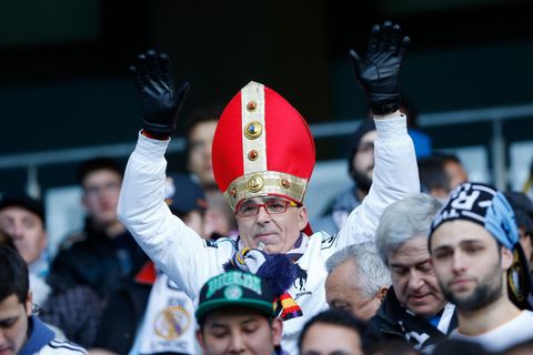 LM, Manchester City - Real Madrid: fanoušek Realu v kostýmu papeže