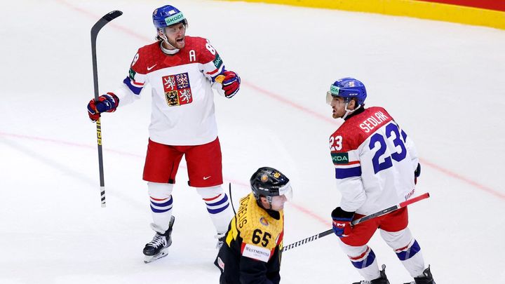 Česko - Německo 3:0. Na parádu prvního útoku bleskově navazuje třetí trefou Flek; Zdroj foto: Reuters