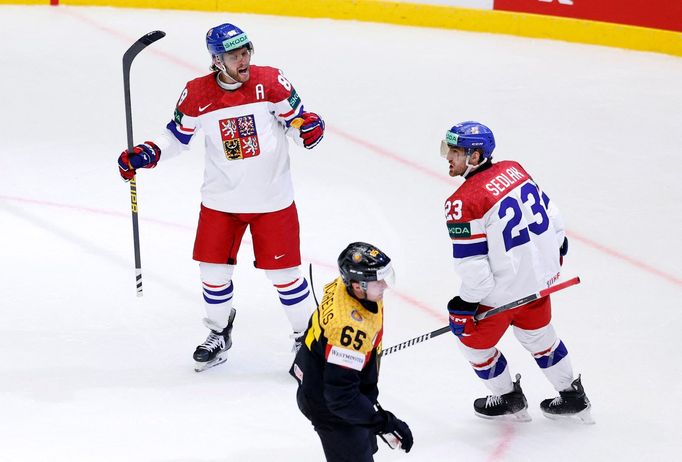 David Pastrňák a Lukáš Sedlák slaví gól v zápase MS 2025 Česko - Německo