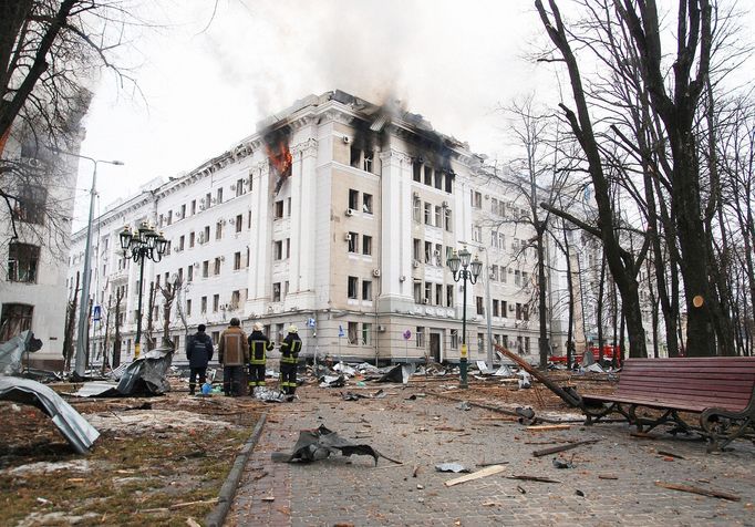 Pohled na hořící budovu regionálního policejního oddělení v Charkově na Ukrajině. 2. 3. 2022.