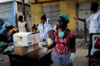 Zásobování Haiti vázne, vojáci museli použít slzný plyn