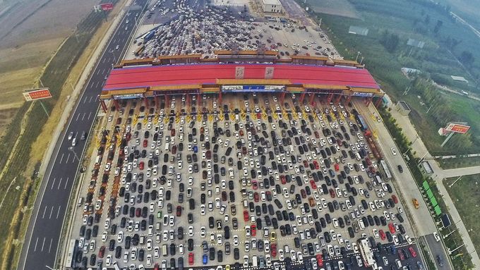 Dopravní zácpa na silnici vedoucí do Pekingu.