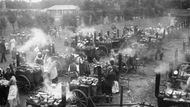 26.-29. červen 1921, Praha. I. dělnická olympiáda Svazu DTJ na Letné, pohled na ruch kolem polní kuchyně. Foto: Rudolf Bruner Dvořák