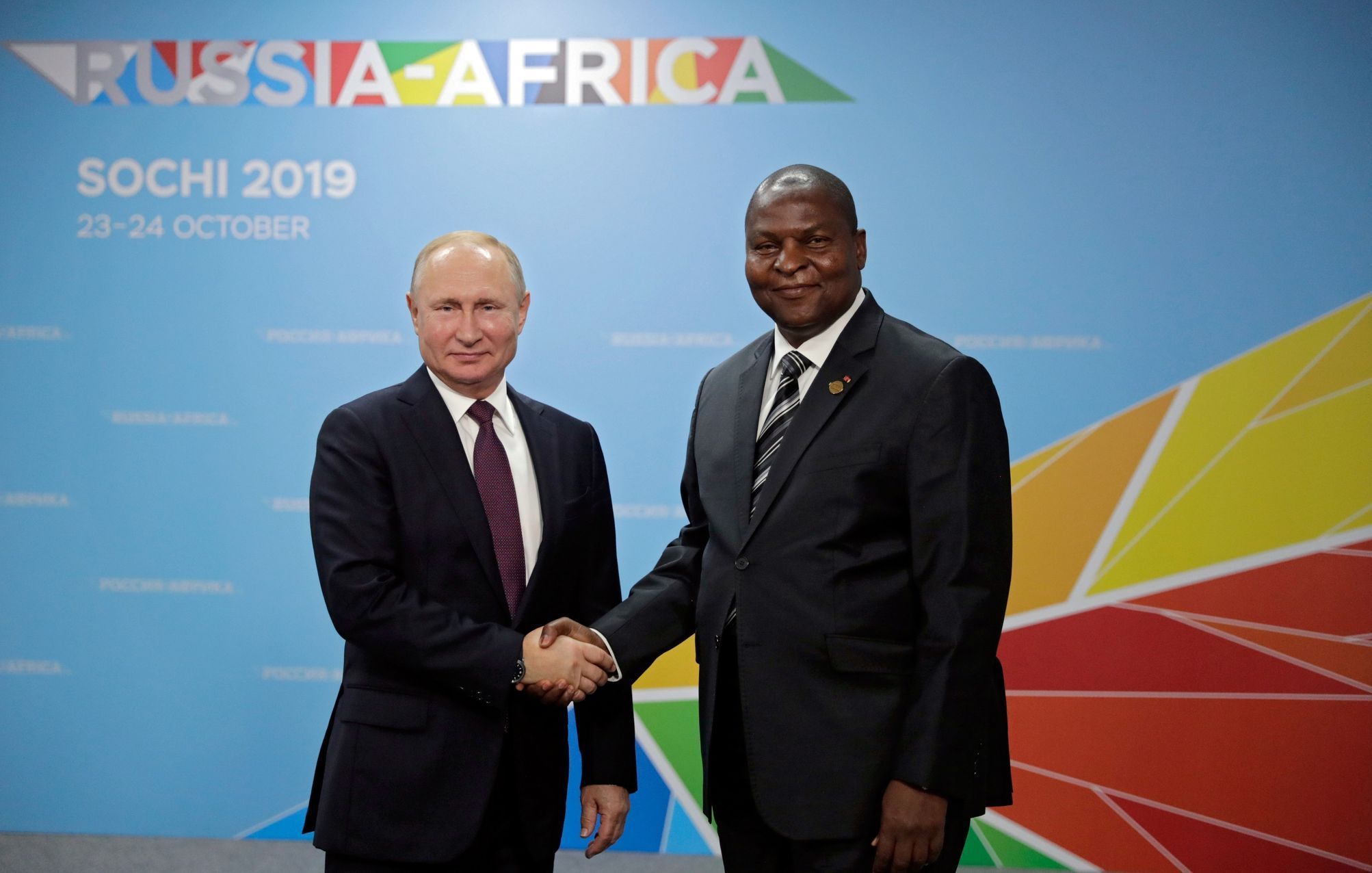 Vladimir Putin spolu se středoafrickým prezidentem Faustin-Archange Touadérem na summitu v Soči