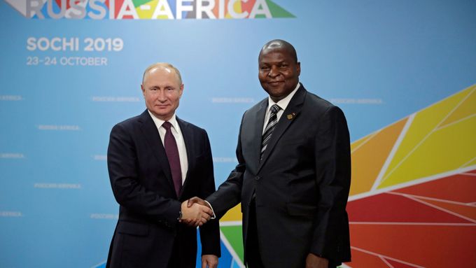Vladimir Putin spolu se středoafrickým prezidentem Faustin-Archange Touadérem, jehož prezidentskou stráž tvoří ruští žoldnéři z Vagnerovy skupiny.