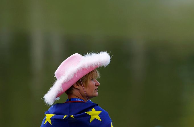 Evropská fanynka při zahájení golfového 39. Ryder Cupu v americkém Medinahu.