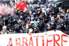 Pryč s kontrolami. Stovky demonstrantů se v Brennerském průsmyku střetly s policií