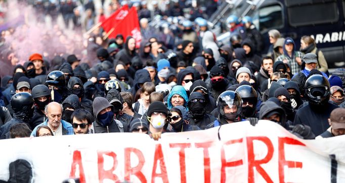 Demonstranti v Brennerském průsmyku.