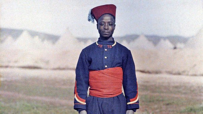 Senegalští střelci, o nichž vypráví David Diop, se jako jednotka francouzské armády zapojili do obou světových válek. Na snímku z marockého Fezu v roce 1913 je odstřelovač.
