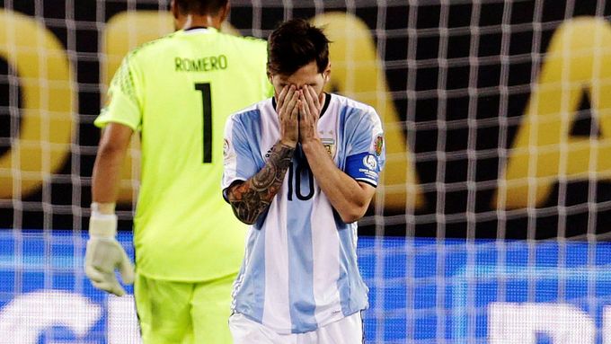 Lionel Messi po neproměměné penaltě ve finále Copy América.