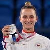 Markéta Vondroušová se stříbrnou medailí po finále OH 2020 proti Belindě Bencicové