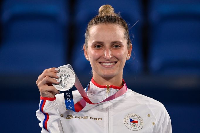 Markéta Vondroušová se stříbrnou medailí po finále OH 2020 proti Belindě Bencicové