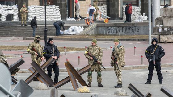 Náš fotograf z Kyjeva: Město se opevňuje, i autobusy fungují jako barikády