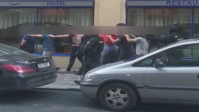 Záběry ze zatýkání skupiny cizinců, která s napadením číšníka v Praze neměla nic společného