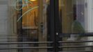 A person is reflected in a glass door with the word "OK" scrawled on it on Boylston Street after the street reopened to the public for the first time since the Boston Marathon bombings in Boston, Massachusetts April 24, 2013. REUTERS/Jessica Rinaldi (UNITED STATES - Tags: CRIME LAW CIVIL UNREST) Published: Dub. 24, 2013, 12:37 odp.