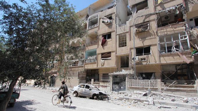 Válkou zničené předměstí Damašku.