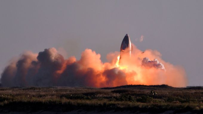 Prototyp rakety od společnosti SpaceX při přistání na závěr cvičeného letu explodoval a roztrhl se.