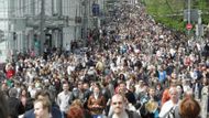 Bezmála deset tisíc demonstrantů přišlo na opoziční procházku.