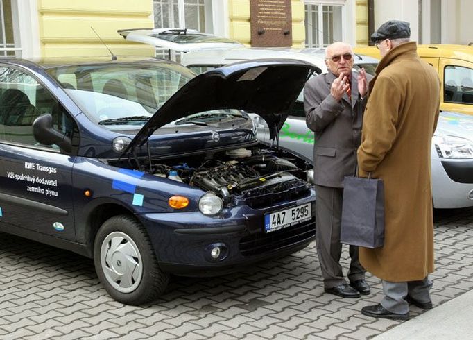 Před palácem Žofín bylo vystaveno i několik osobních a užitkových automobilů originálně vyrobených pro provoz na zemní plyn