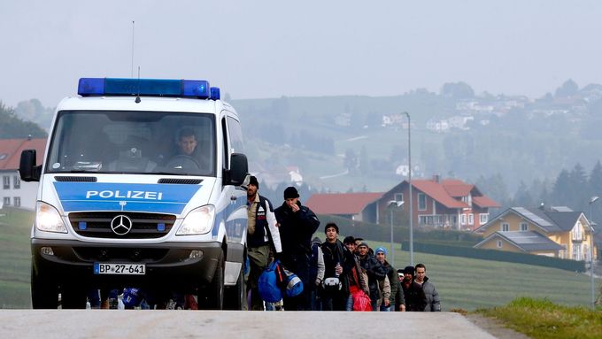 Migranti na německo-rakouské hranici.