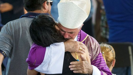 Italové pohřbili první oběti zemětřesení. Společně postavíme domy, slíbil biskup