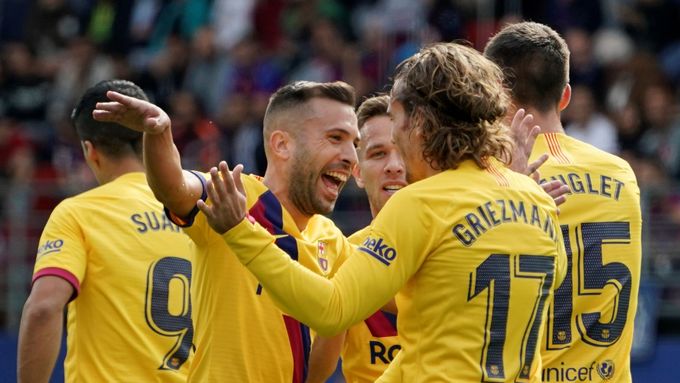 Fotbalisté Barcelony se radují z gólu v síti Eibaru.