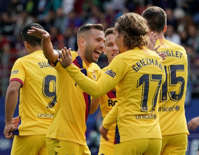 9. kolo La Ligy 2019/20, Eibar - Barcelona: Fotbalisté Barcelony se radují z gólu.