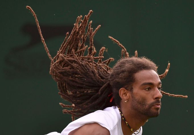 Dustin Brown v prvním kole Wimbledonu 2014