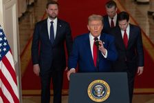 Írán čeká buď mír, nebo tragédie, varuje Trump. Arabské země a Moskva útok odsoudily