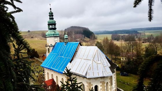 Církev na něj nestačila, zachraňují ho dobrovolníci. Kostel u Adršpachu vzkvétá