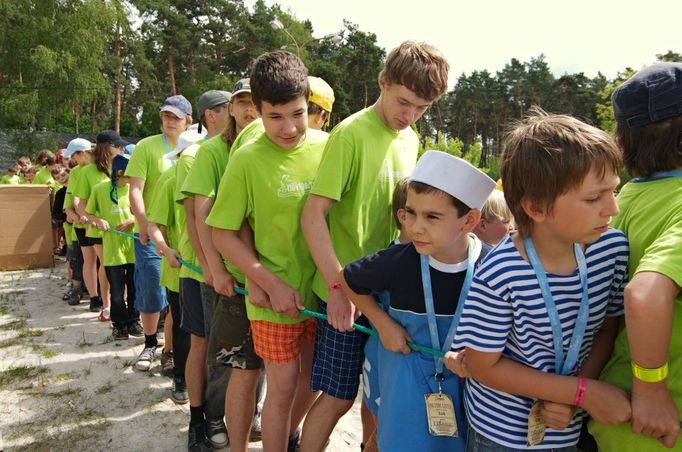 Jen co posádky zjistily, jak vypadá kerné pole, vytáhly kotvy a začaly se proplétat mezi nimi. A tak se útvar - nudle o více než sto lidech, který byl dohromady obvázán lanem, aby se nerozpadl, pustil vstříc ledovým krám.