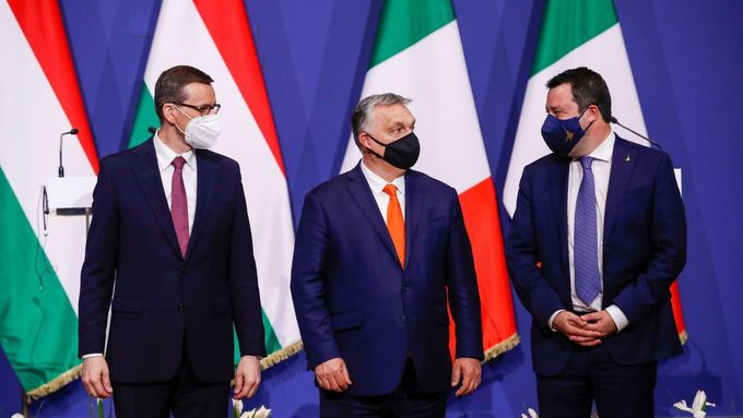 Polský premiér Mateusz Morawiecki, maďarský premiér Viktor Orbán a vůdce italské strany Liga Matteo Salvini.