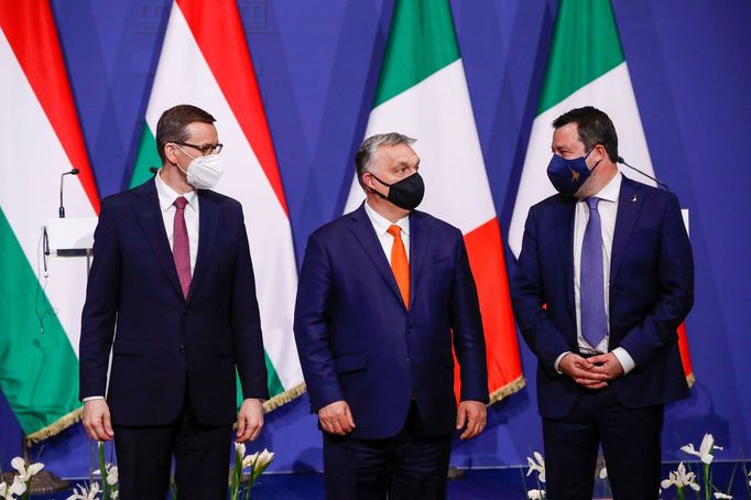 Polský premiér Mateusz Morawiecki, maďarský premiér Viktor Orbán a vůdce italské strany Liga Matteo Salvini.