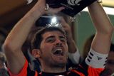 Jako první zvedl vítězný pohár kapitán Iker Casillas.