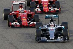 F1 ŽIVĚ: V Bahrajnu vyhrál Hamilton