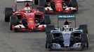 F1, VC Bahrajnu 2015: Lewis Hamilton, Mercedes, Sebastian Vettel a Kimi Räikkönen (oba  Ferrari)