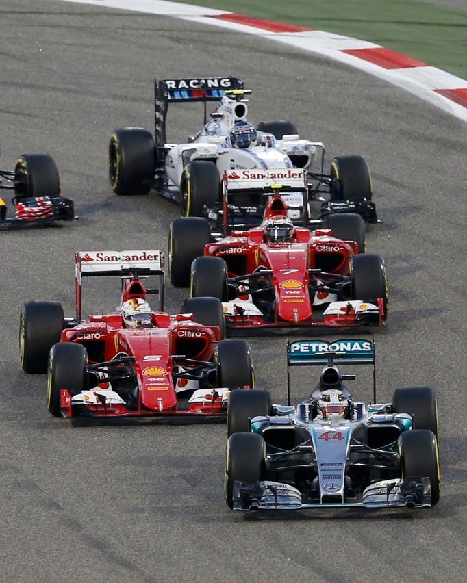 F1, VC Bahrajnu 2015: Lewis Hamilton, Mercedes, Sebastian Vettel a Kimi Räikkönen (oba  Ferrari)