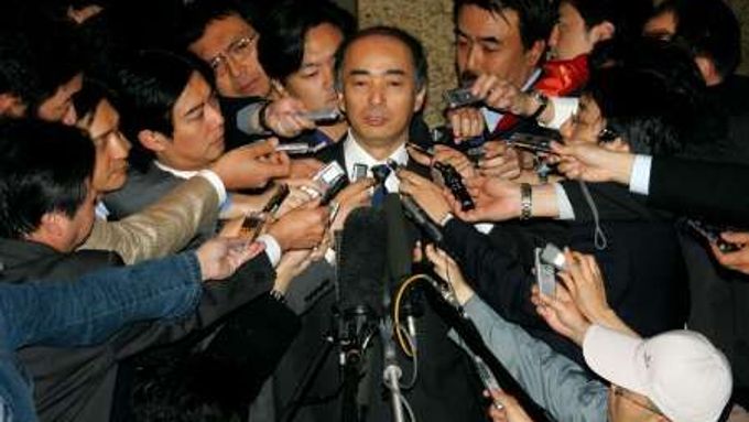 Hlavní japonský vyjednavač Keničiro Sasae informuje novináře o výsledcích jednání.