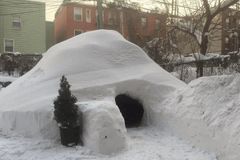 Newyorčané se baví extrémním množstvím sněhu. Muž z Brooklynu postavil iglú a chce ho pronajímat