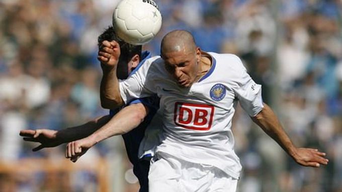 Christian Giminez z Herthy Berlín (v bílém) bojuje o míč s hráčem Bochumi Marcelem Maltritzem.
