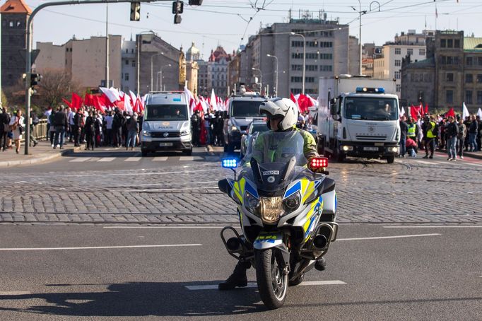 Pochod fanoušků Slavie z Náměstí Republiky na finále Mol Cupu na stadion pražské Sparty na Letné.