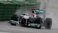 5. NÁVRAT MICHAELA SCHUMACHERA (2010). Sedminásobný mistr světa vydržel bez formule 1 jen tři roky, pak kývl na nabídku Mercedesu. Ovšem nejlepší pilot všech dob se "Stříbrnými šípy" díru do světa neudělal a musel potupně sledovat, jak mu Nico Rosberg přerůstá přes hlavu.