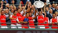 Hráči Arsenalu získali druhou trofej krátce po sobě po devítiletém půstu, když po květnovém triumfu v Anglickém poháru ovládli i boj o Community Shield.