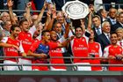 Hráči Arsenalu získali druhou trofej krátce po sobě po devítiletém půstu, když po květnovém triumfu v Anglickém poháru ovládli i boj o Community Shield.