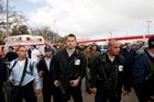 Policisté uzavřeli příjezdy do centra, vyklidili okolní ulice a pátrají po dalších trhavinách.