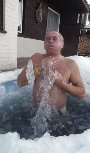 Otužilec v ledovém bazénu3