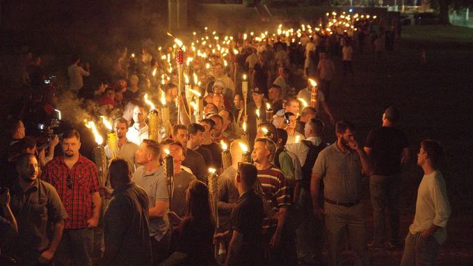 Američtí neonacisté v Charlottesville.