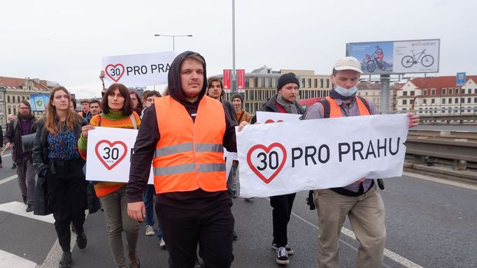 Pochod aktivistů za trvalé snížení rychlosti. Snímek z pražské magistrály. 13. 4. 2023